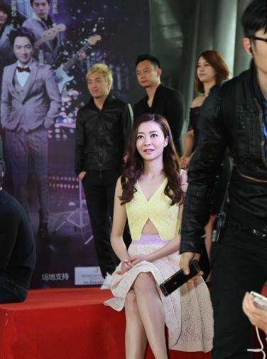 28岁何穗同框37岁熊黛林, 满屏尴尬! 网友: 超模和嫩模差距太大了