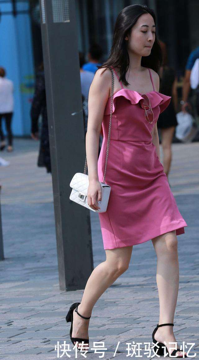 街拍：图六好梦幻的白嫩皮肤小姐姐，即使热裤吊带背心也相当吸睛