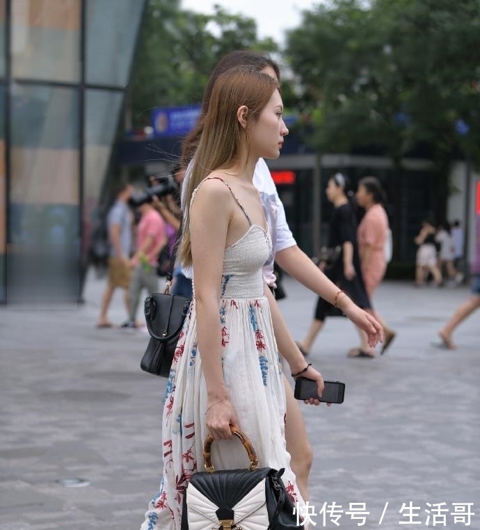 『吊带』街拍:身穿吊带枫叶裙的小姐姐,魅力十足的女神范儿!