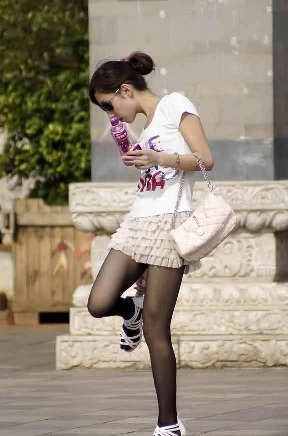 街拍：身材苗条的女孩，穿超短裙清凉性感，大长腿白皙迷人