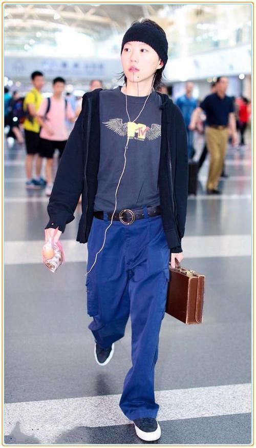 中国好姐姐！窦靖童机场挎两包不怕累，妹妹窦佳嫄只顾低头玩手机