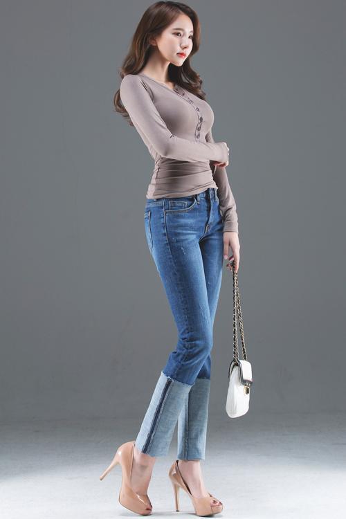 街拍，身材纤细的小姐姐穿露脐装配牛仔裤清凉又时尚，身姿倩丽