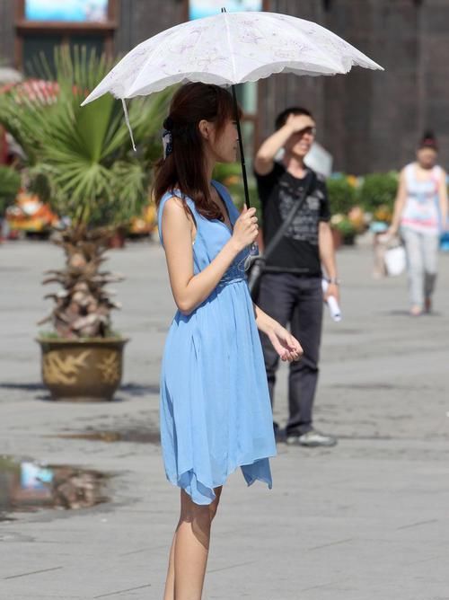  漂亮：街拍：小姐姐漂亮的湖蓝色连衣裙轻盈飘逸，美丽而优雅