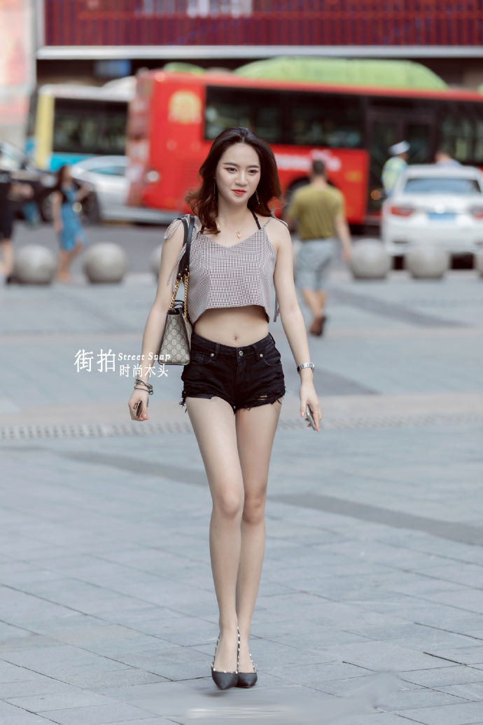 虽然是看脸的时代，但是时尚潮流的穿搭少不了!