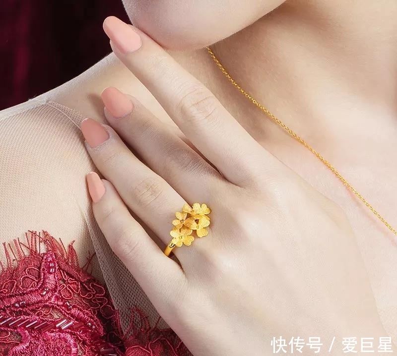  「中年」中年女人可以佩戴哪些黄金戒指，时尚不显老，价格还不贵的？