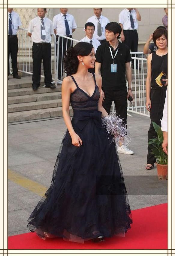 100斤何穗穿吊带裙竟输90斤杨颖？网友：终于知道超模和嫩模差距