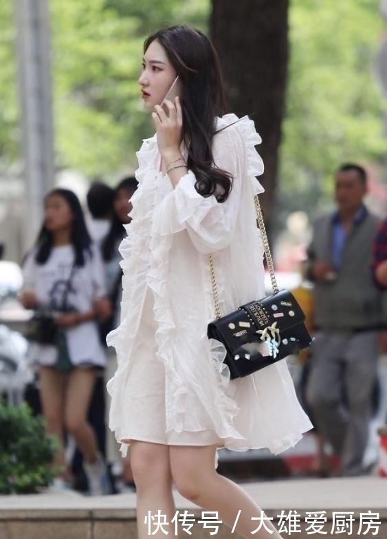  [格子]街拍：穿搭一身粉色格子的美女抢镜，给人一种干净的美