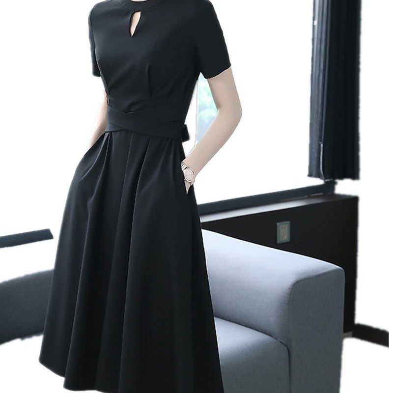 居然有人把“赫本裙”都穿在了身上，也太美了吧，上身高雅美嫩