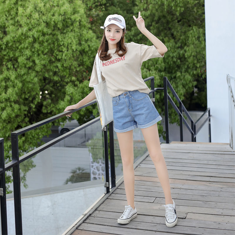 女生出街身材火辣，只因穿紧身T恤，配热裤显翘臀，迷倒一群人