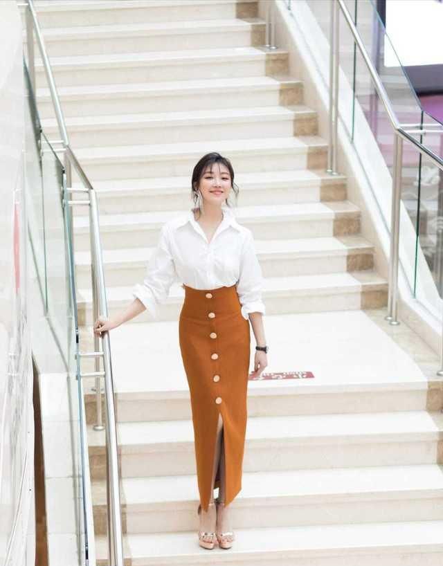  『气质』菅纫姿本就是气质丽人，挑战一条蓝色蛋糕连衣裙，凸显出女神气质