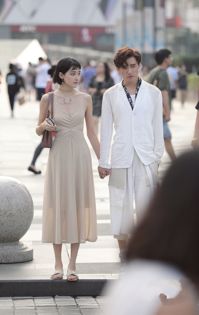 街拍路人，小姐姐用清爽迷人的穿搭告诉你：盛夏真的到了