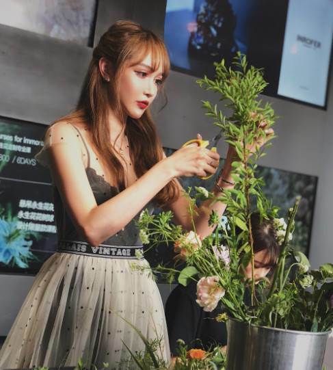 14岁被亲妈带上整容不归路花400万整容如今容貌让人不忍直视