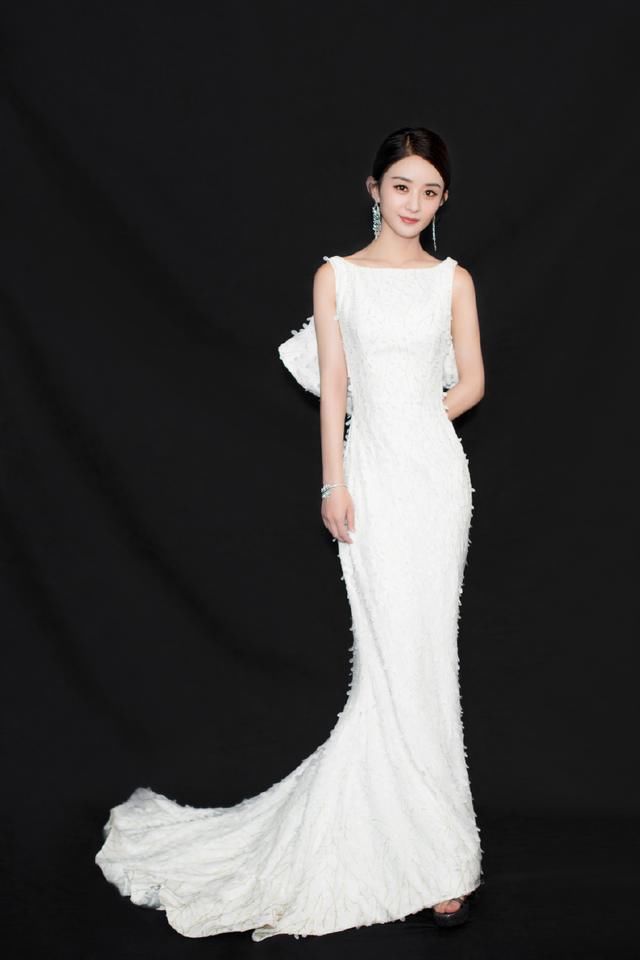 赵丽颖够猛的！吊带连衣裙拉得太低了网友：这尺寸不是一般的大！