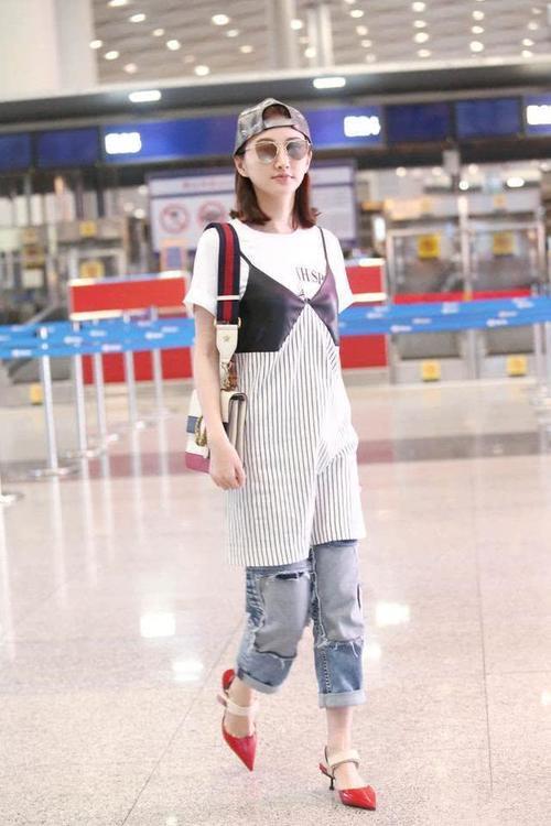 景甜穿拼接外套现身机场，她这身穿搭有个性又时髦，好看吗？