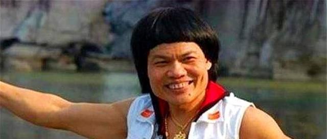  『为香港最丑』周星驰最丑配角，妻子挥霍过亿身家后离去，如今生活让人羡慕