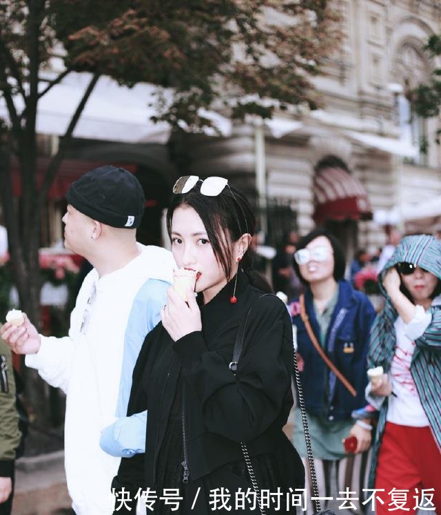 包文婧身穿吊带背心+阔腿裤，165身高穿出2米的气场，美炸了