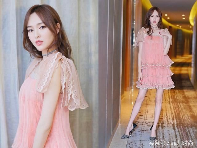 唐嫣为了显腿长，故意把裙子剪成好多叉口，而且还意外的时尚！