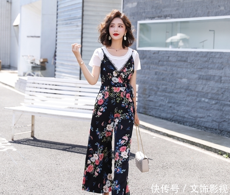  「个性」「街拍女神」个性时尚连体裤，如何穿搭？性感撩人修身显瘦