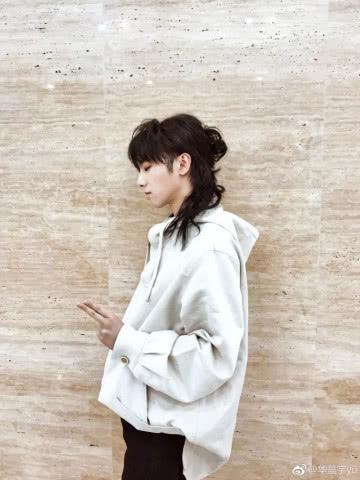 鲻鱼头发型得靠颜值撑！范丞丞像精灵，杨洋超日系，鹿晗不敢认！