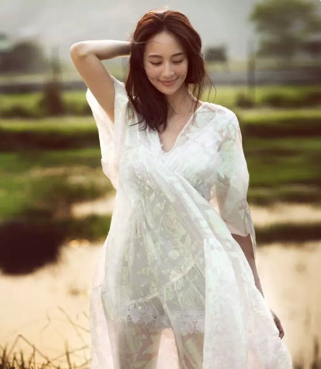 张钧宁，衣服是穿反了吗?网友:不，或许是自带马赛克