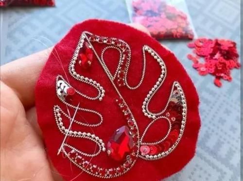 胸针@大大小小彩色的珠子怎么用?DIY手工珠绣胸针了解下,附教程