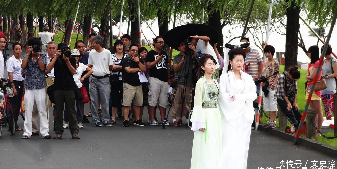 一群“白娘子”来到西湖边,不怕法海怕保安,还成为“景点”之一