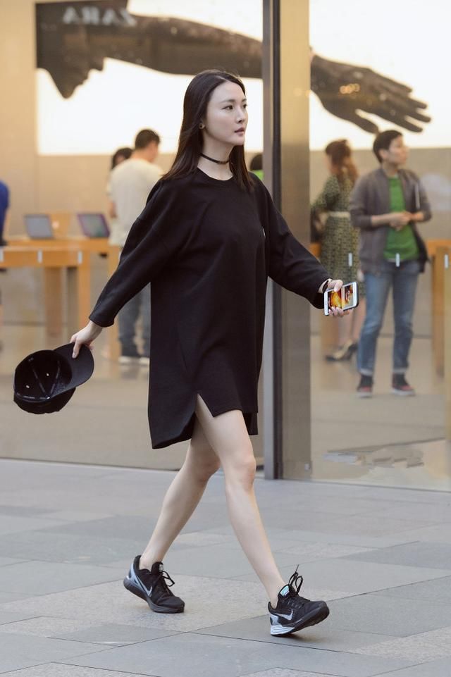 路人街拍，穿的时尚也会显年轻，这样穿让你漂亮又显年轻