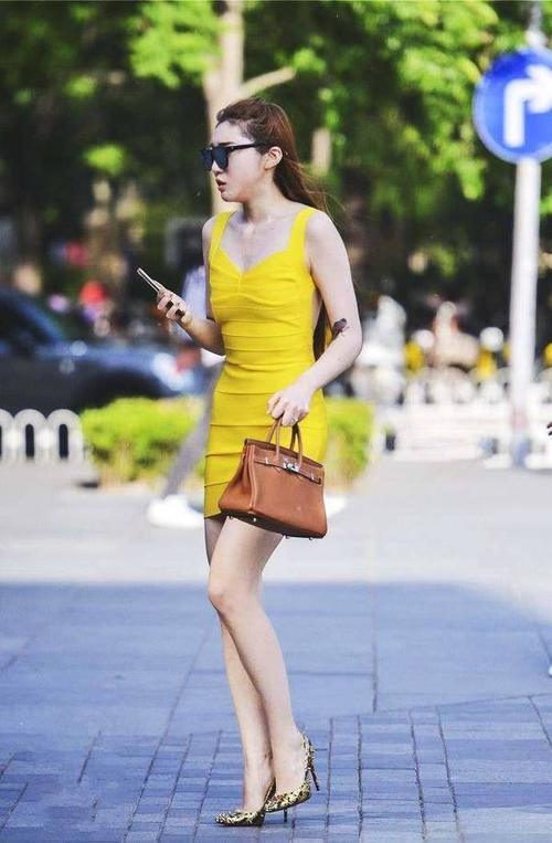 路人街拍，小姐姐一身穿搭非常的靓丽，非常的迷人性感