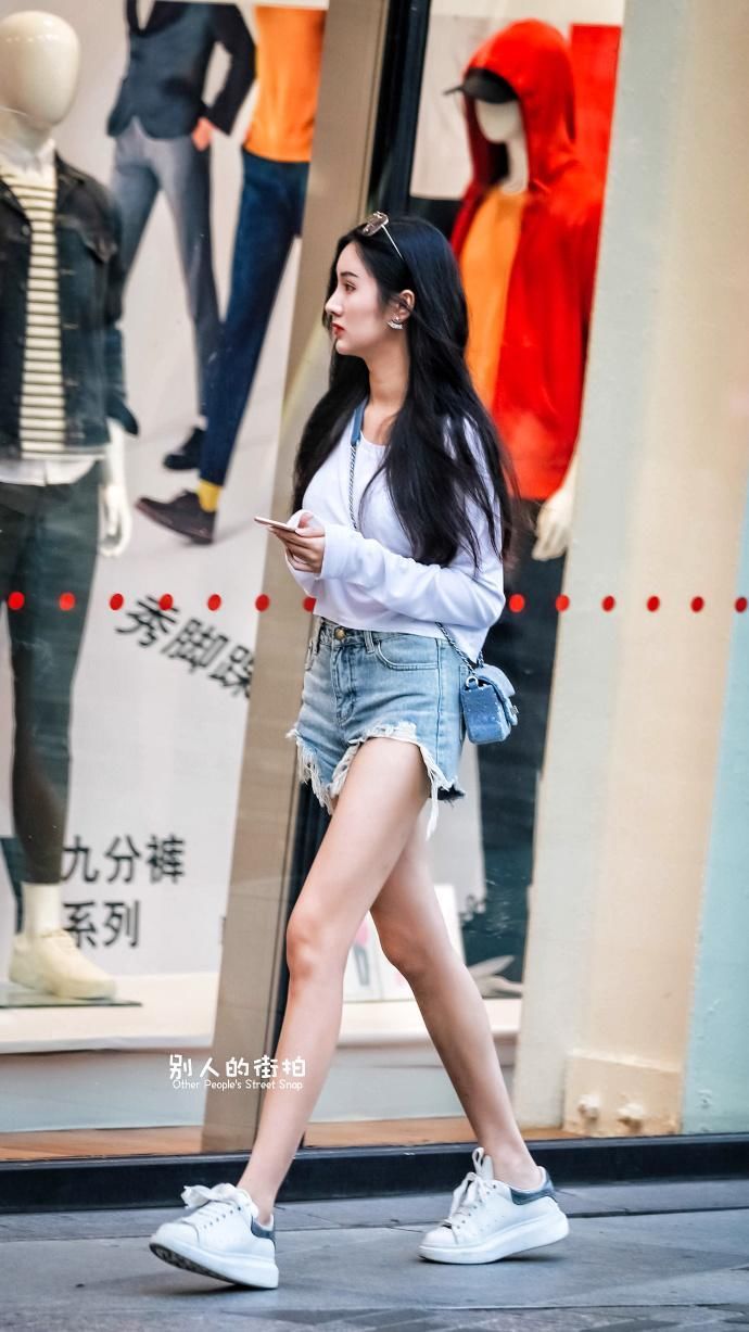 街拍:美女们都爱穿超短裤，长腿露出的线条，太抓人眼球