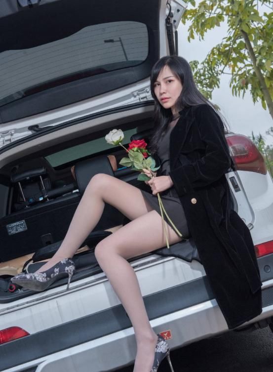 上演■上演大长腿的诱惑，展现女性魅力风采，吊带的网纱裙设计
