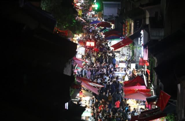 游客扎堆逛街场面壮观,有人一小时仅走200米,多名孩子被挤哭