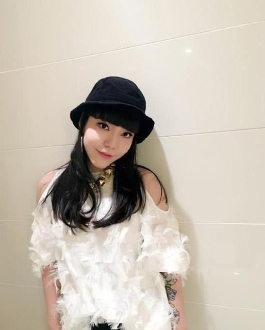 素颜的吴莫愁更有辨识度，简直如换脸，网友：还是“网红”大众脸