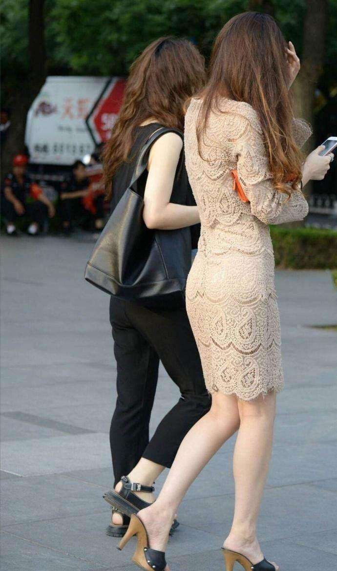 街拍: 透视的镂空裙, 若隐若现吸引男人目光