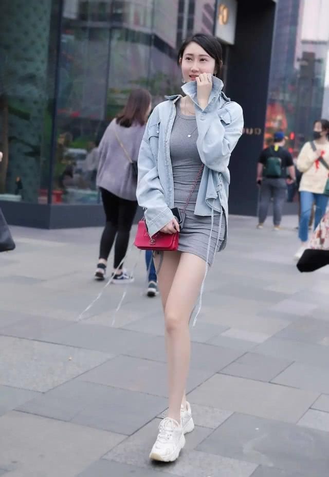 美女|有了“面包鞋”,似乎连衣裙都有了灵魂,穿着显瘦又减龄!