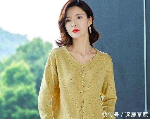  『不媚』女人一过40，别穿圆领衫，瞧这几款妈妈装，不俗不媚，时髦又美嫩
