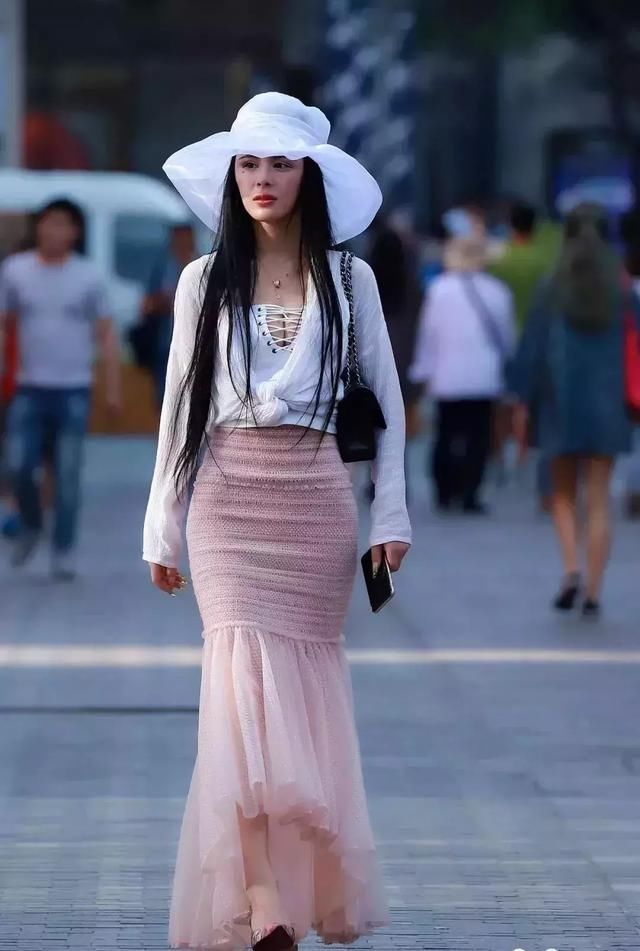 内衬白色抹胸搭配粉色薄纱鱼尾裙，飘逸灵动麻麻酥酥