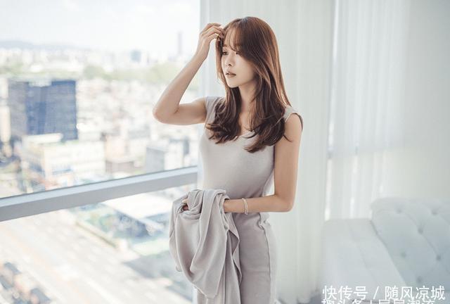 『细细品味』她将长发轻垂在肩上,细细品味着自己的命运