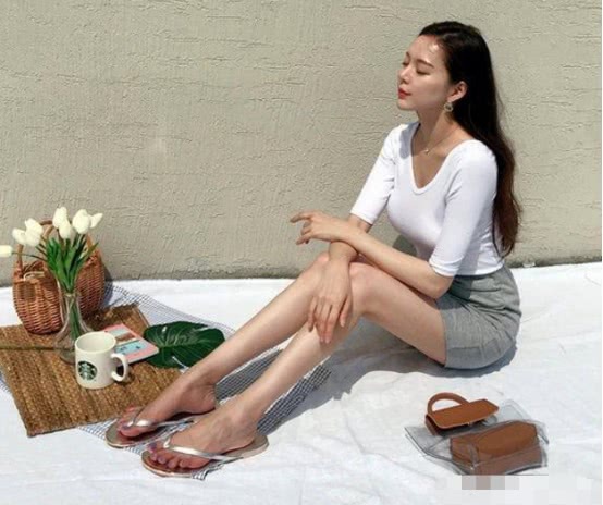 短裙或短裤,都让小姐姐在炎炎夏日里更加的显美丽!