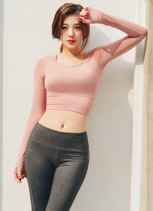 健身美女穿紧身打底裤，散发出个性十足的魅力，回头率爆棚