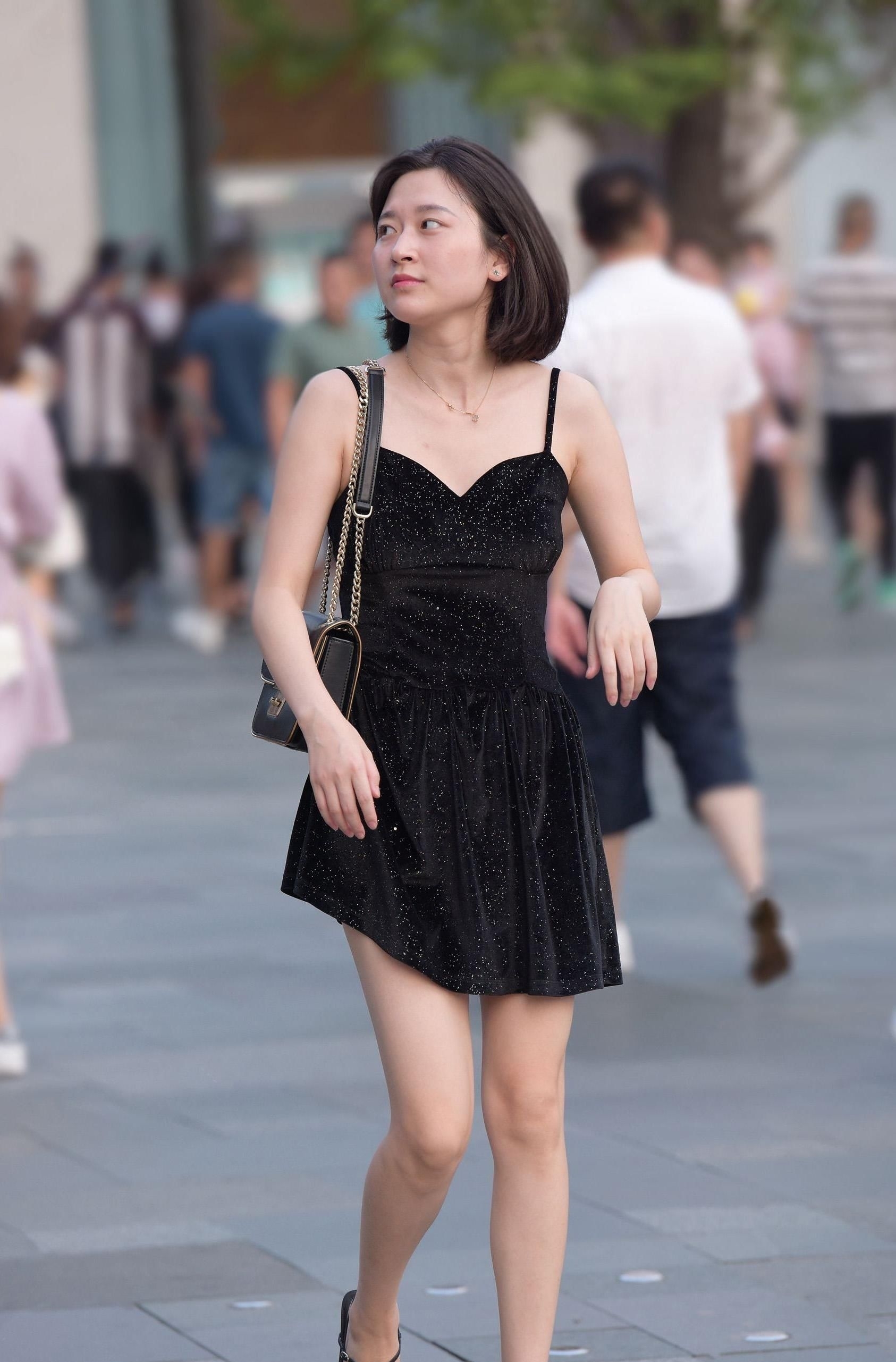 赫本:女生一定要为自己准备一条小黑裙,因为它可以让你更优雅、更精致
