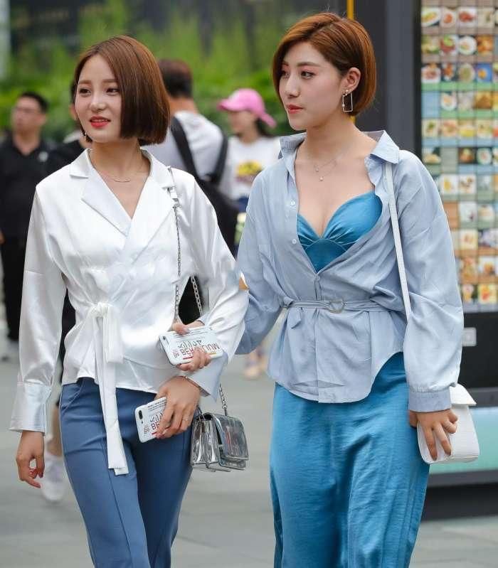 街拍: 轻熟女闺蜜小姐妹街头卖萌,颜值很高，身材也不错!