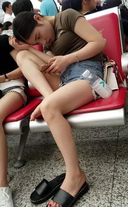 街拍：穿牛仔短裤，很淑女的一位性感美女