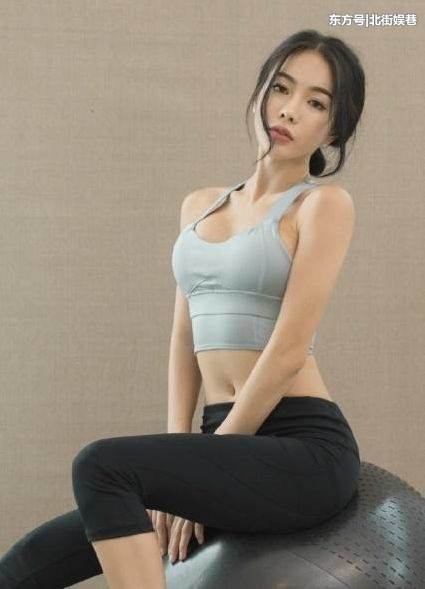 紧身打底裤:身材紧致的女孩,秀出青春活力范,特别吸引眼球!