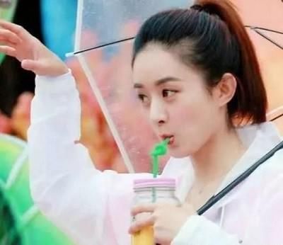 女星防掉口红的喝水方法：神仙姐姐刘亦菲最优雅，范爷比较霸气