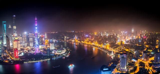 深圳的发展被说像是香港，那么上海像哪座城市？