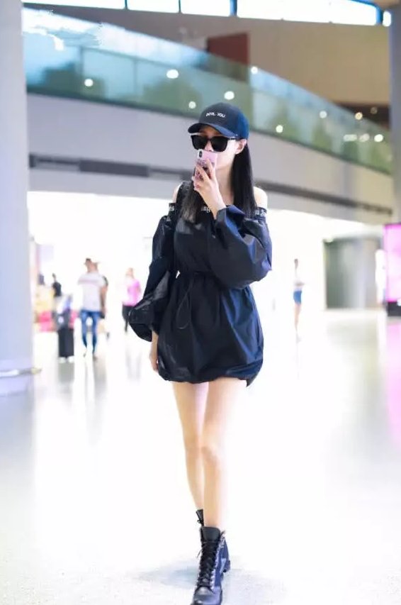 沈梦辰太会玩了，竟把鞋子“抠”掉一块，莫不是太热了要透气?