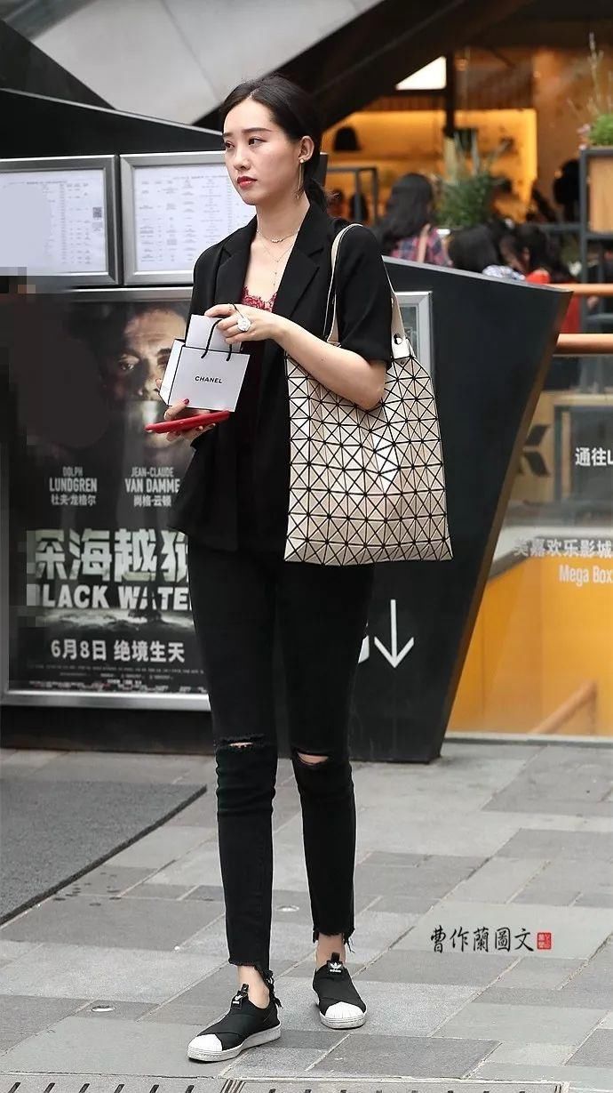 街拍:凸显好身材曲线的牛仔裤美女