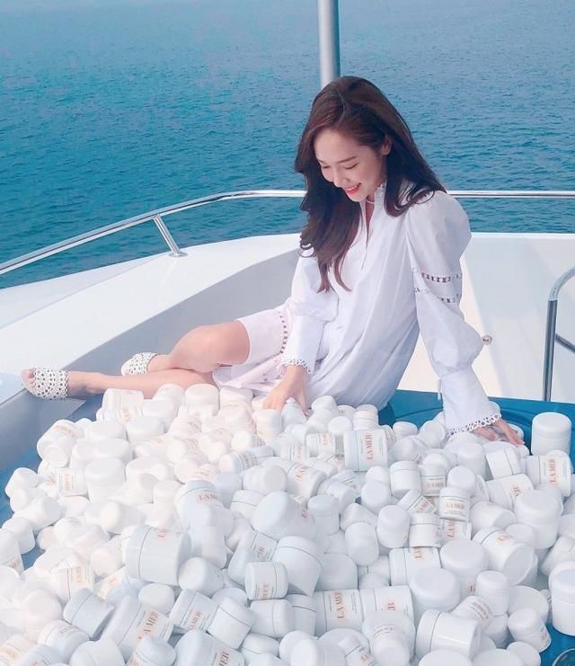 Jessica妍加拿大度假波西米亚风长裙造型出镜,网友:美若天仙