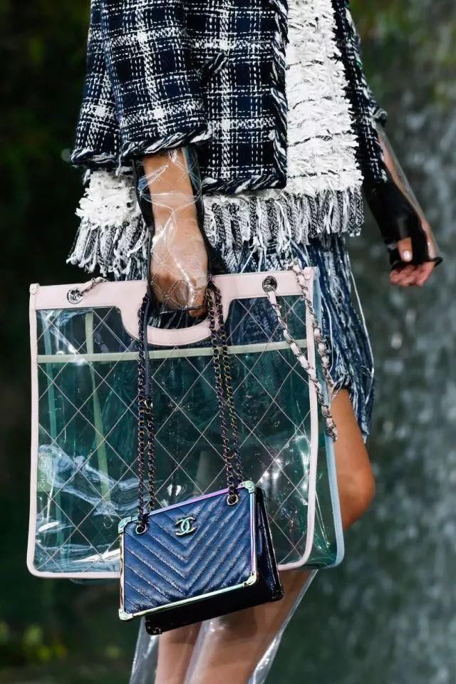 昨天的塑料袋你爱搭不理，今天的塑料袋只有时髦女孩看得起