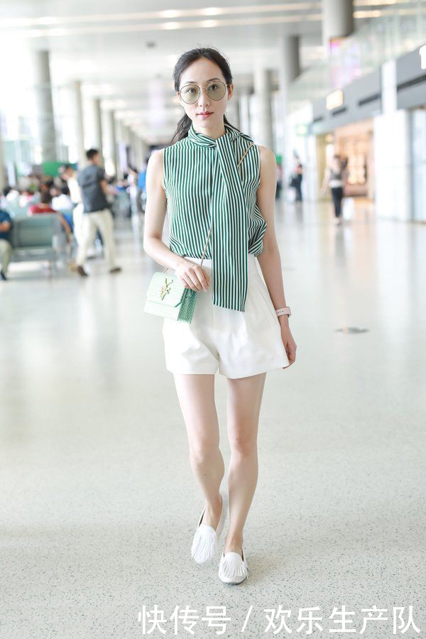 韩雪清新装嫩回18岁，上围那条缝好抢眼，网友：看腿就够了